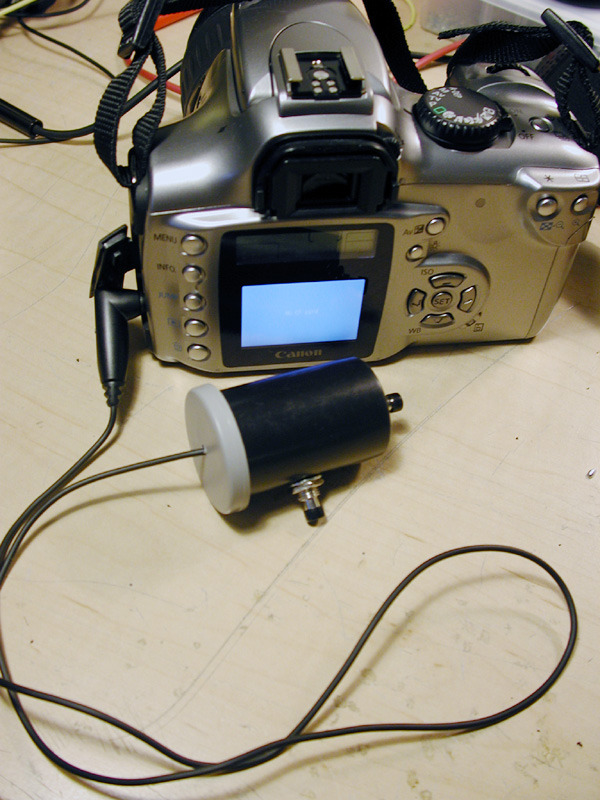 IMAGE: http://www.fivefish.net/diy/canonremote/images/pic4.jpg